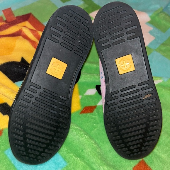 Floral Docs - Picture 5 of 5